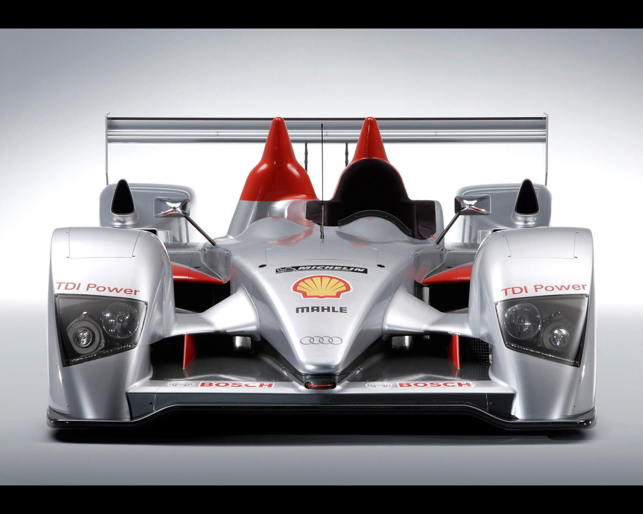 Автомобиль Audi tdi на дороге