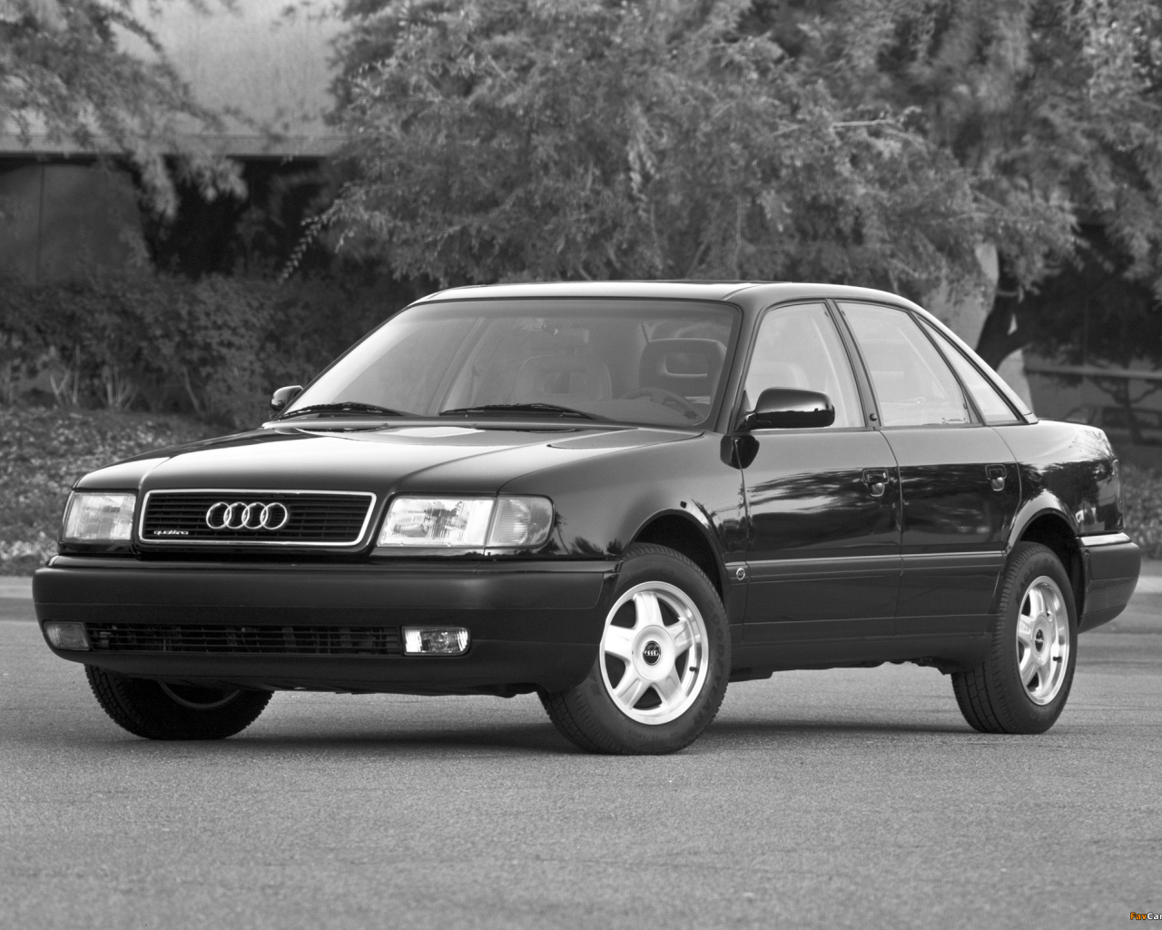 Красивый автомобиль Audi 100