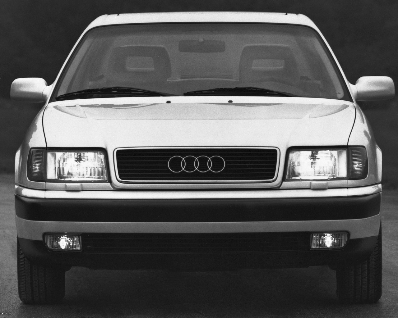 Красивый автомобиль Audi 100 в Москве