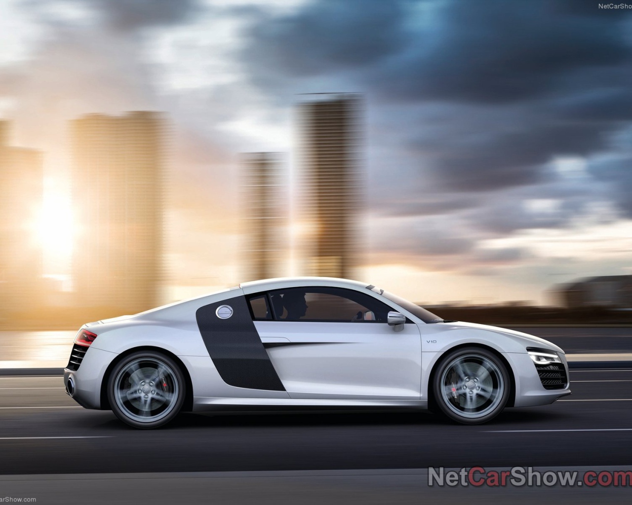 Красивый автомобиль Audi 2013