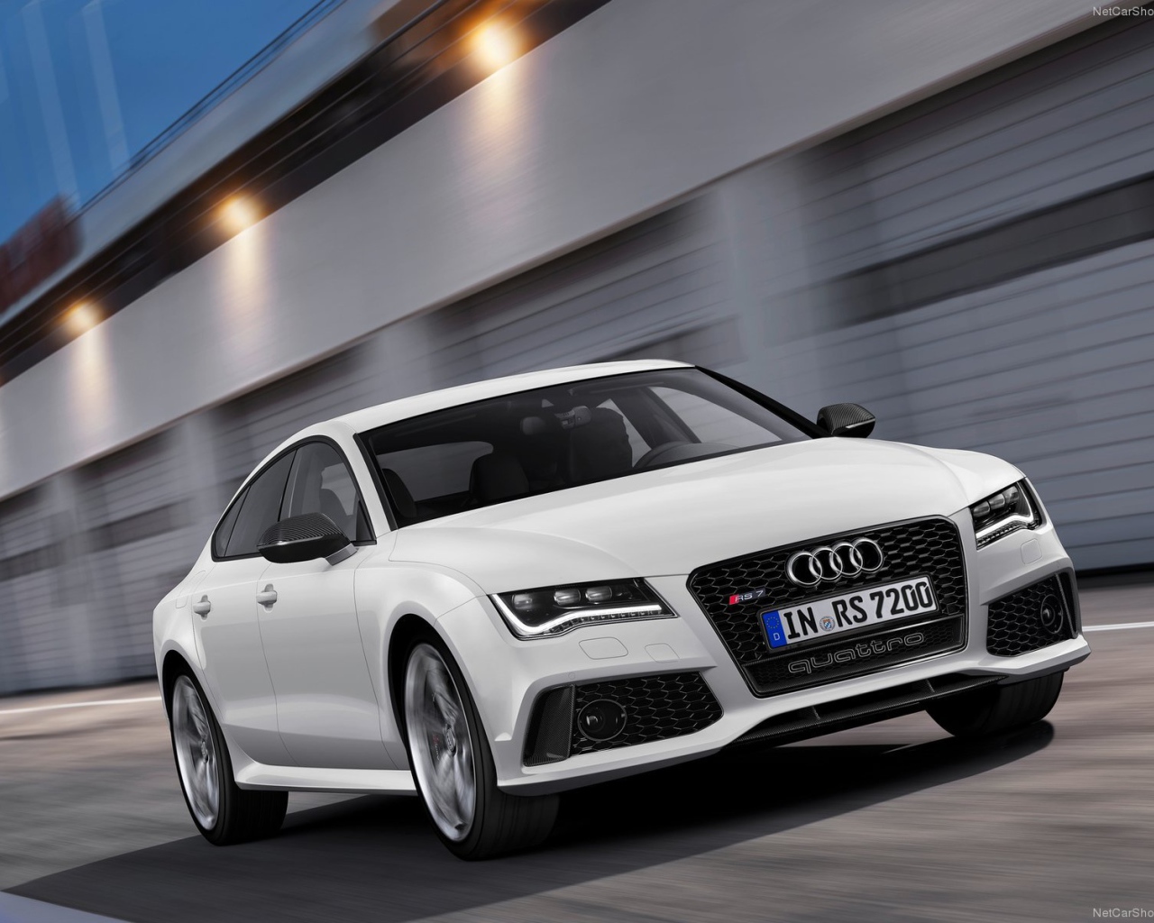 Красивый автомобиль Audi 2014