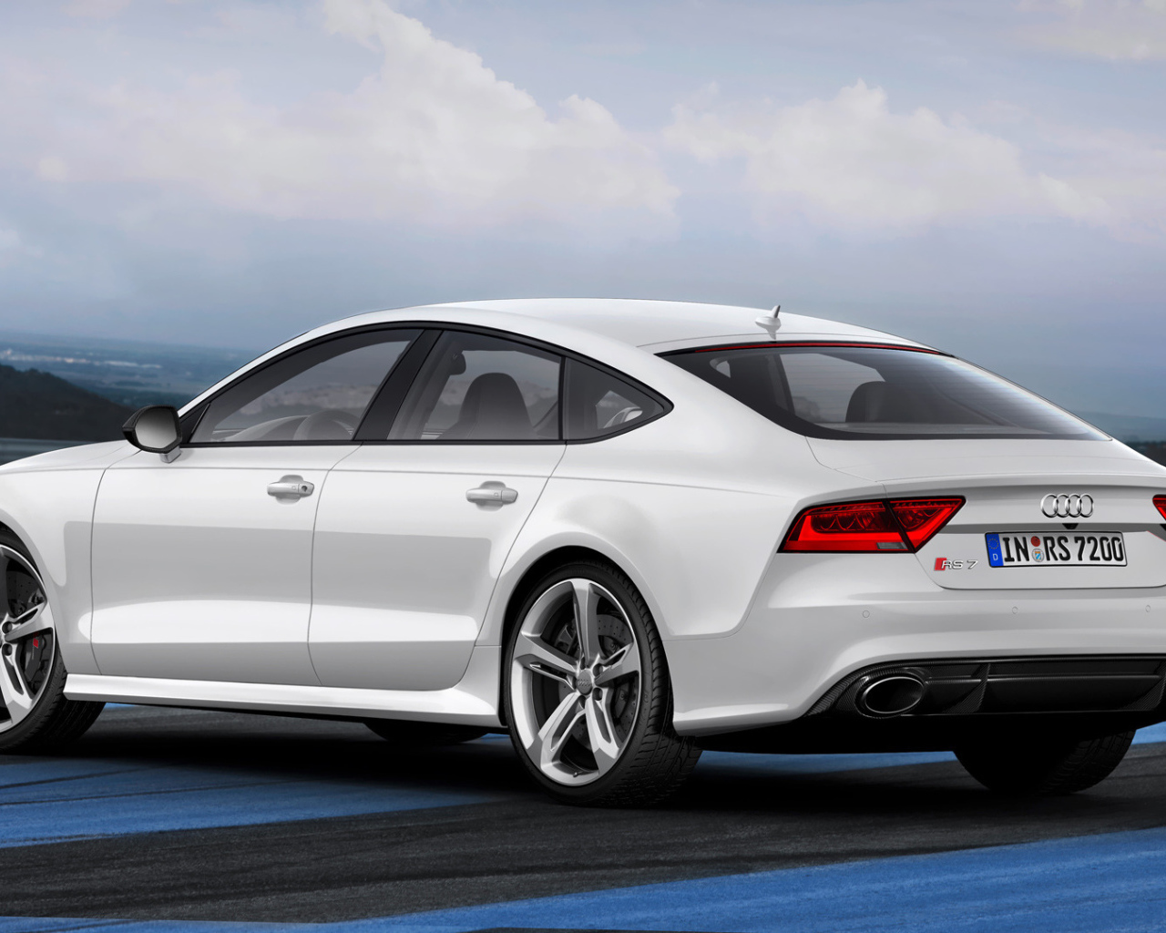 Красивый автомобиль Audi 2014 в Москве