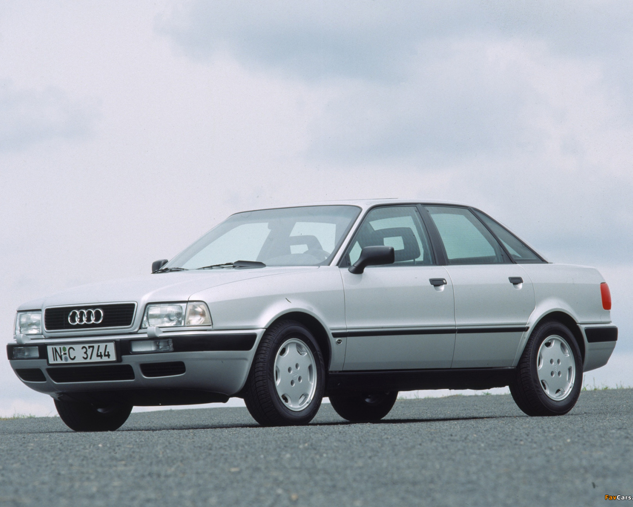 Красивый автомобиль Audi 80