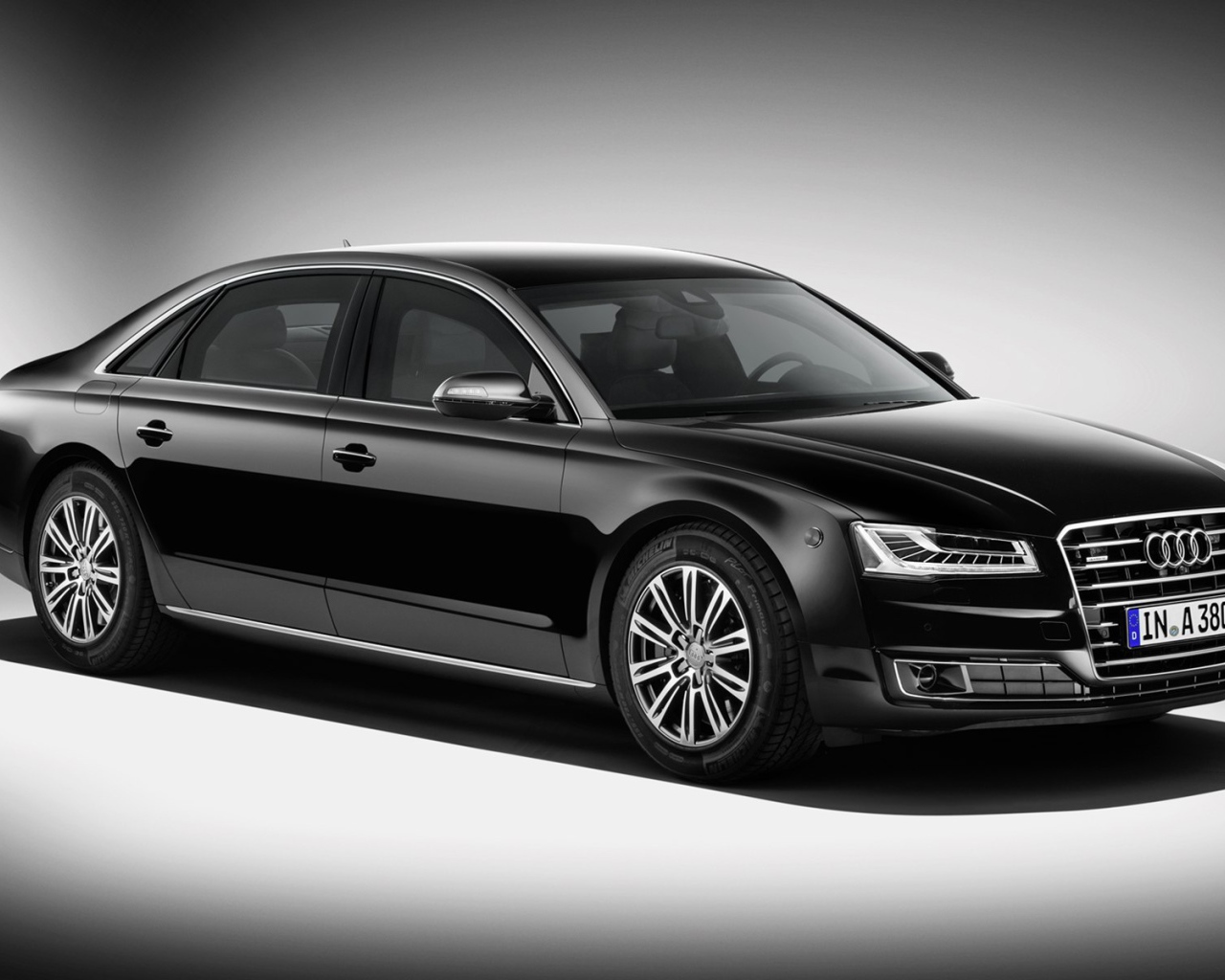 Красивый автомобиль Audi A8 2014