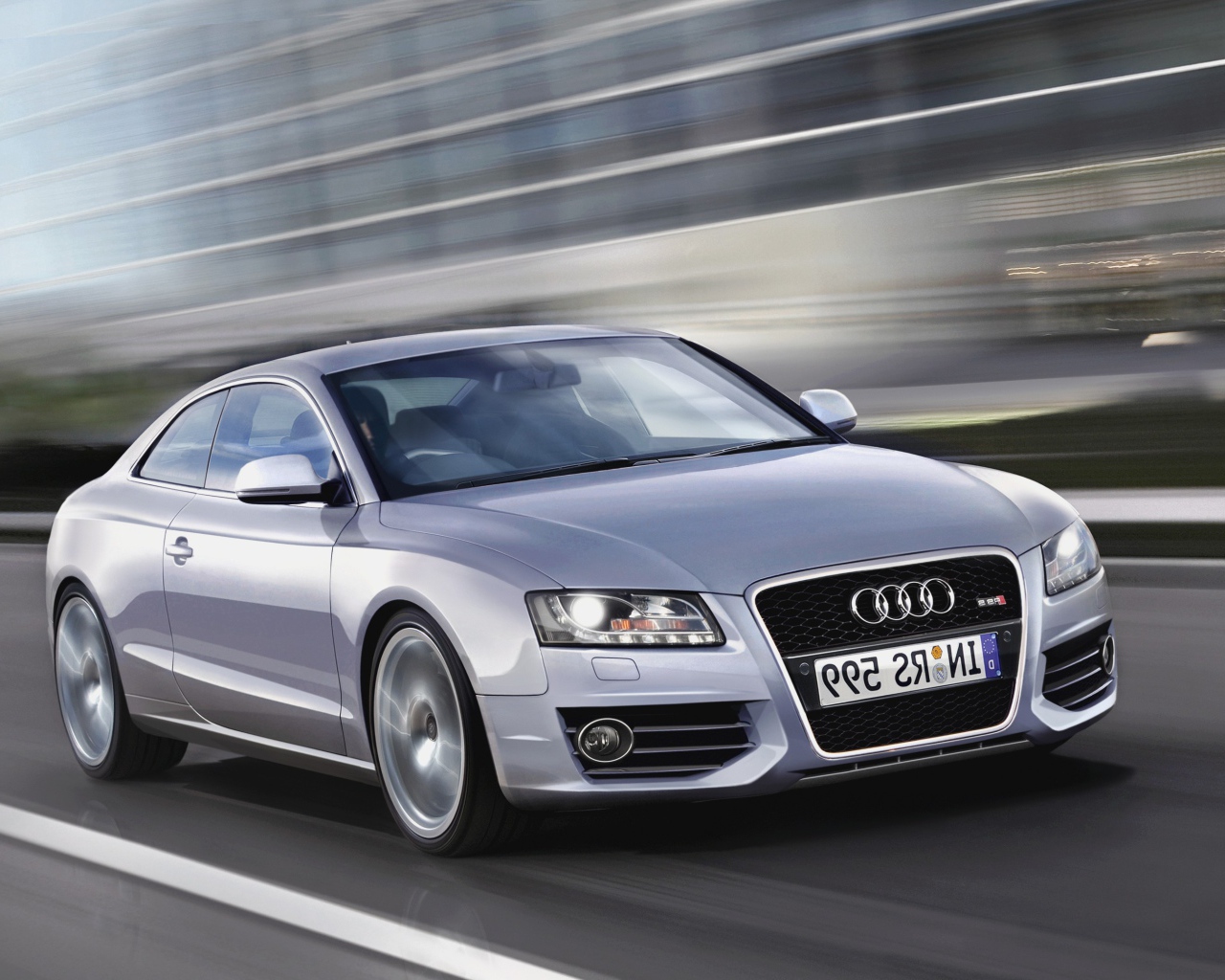 Красивый автомобиль Audi RS Q3 2014 года