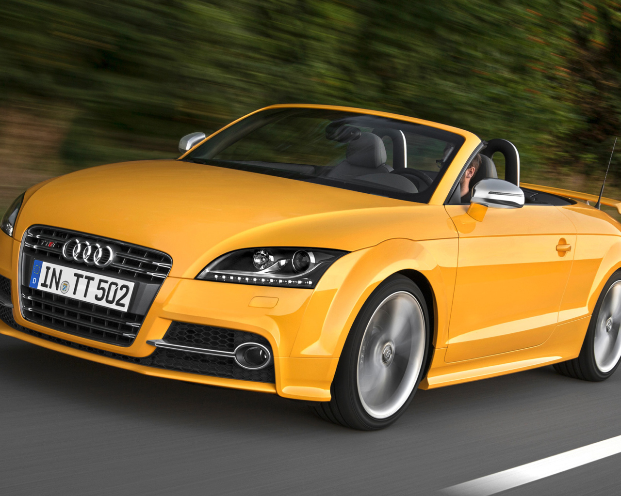 Красивый автомобиль Audi TT 2014 года в Москве