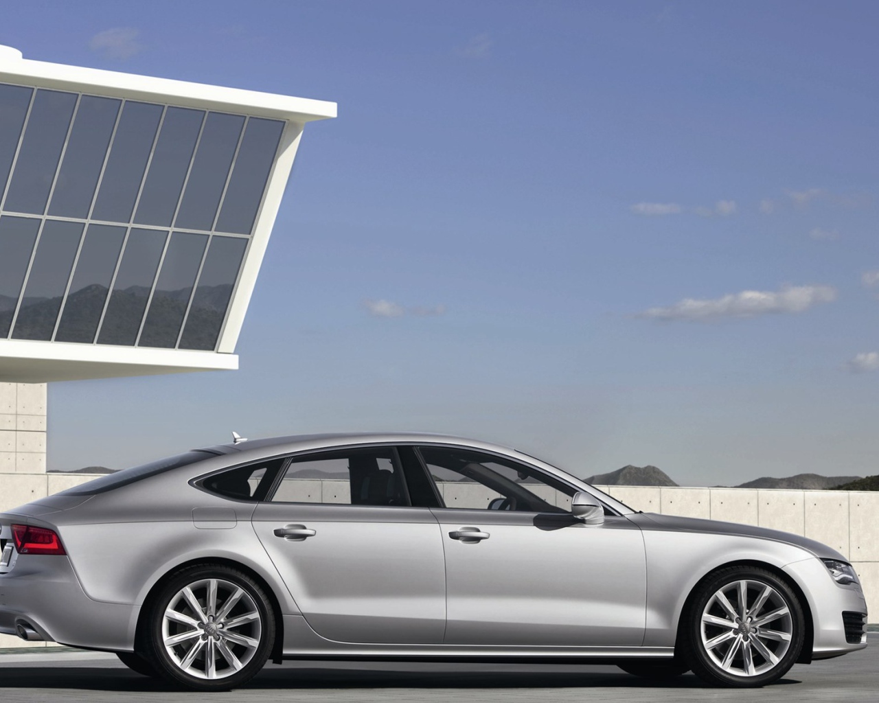 Красивый автомобиль Audi a7