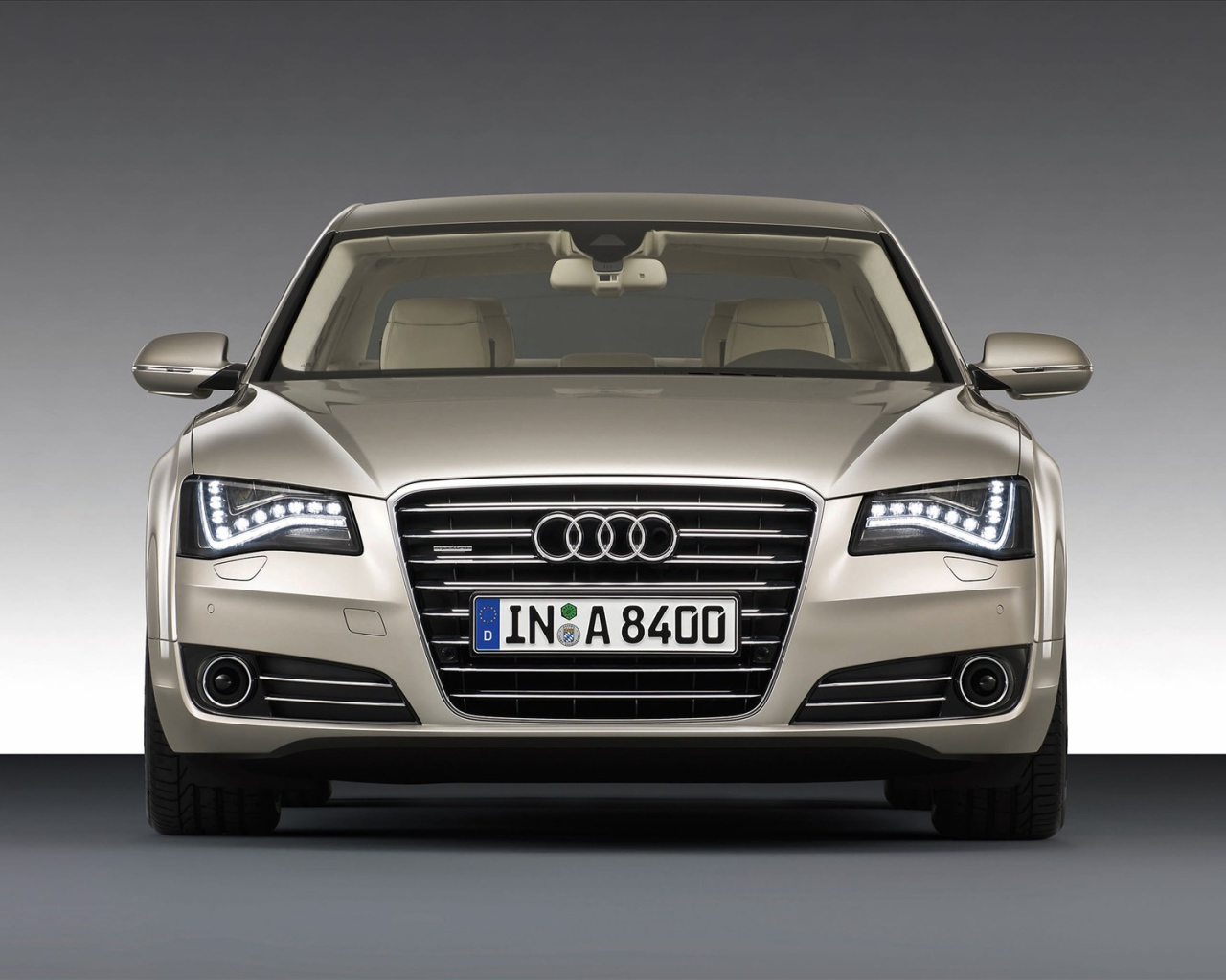 Красивый автомобиль Audi a8 в Москве