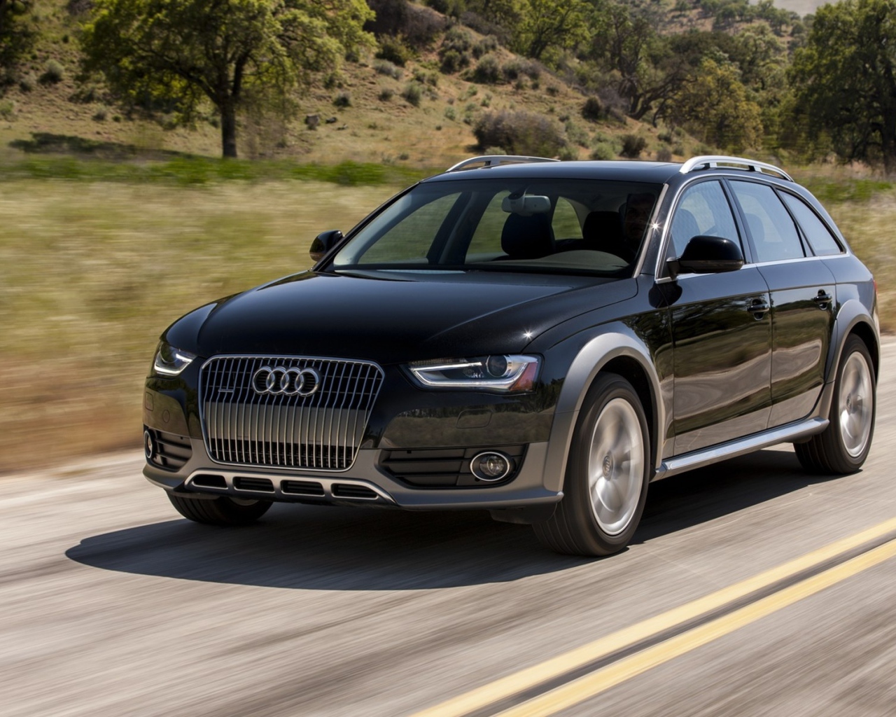 Красивый автомобиль Audi allroad