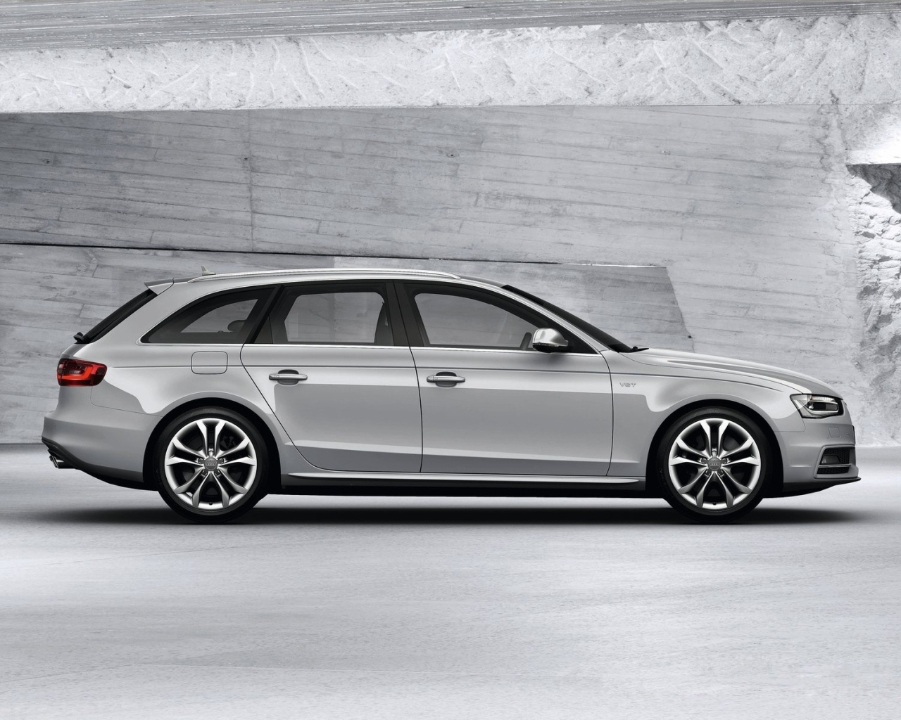 Красивый автомобиль Audi avant