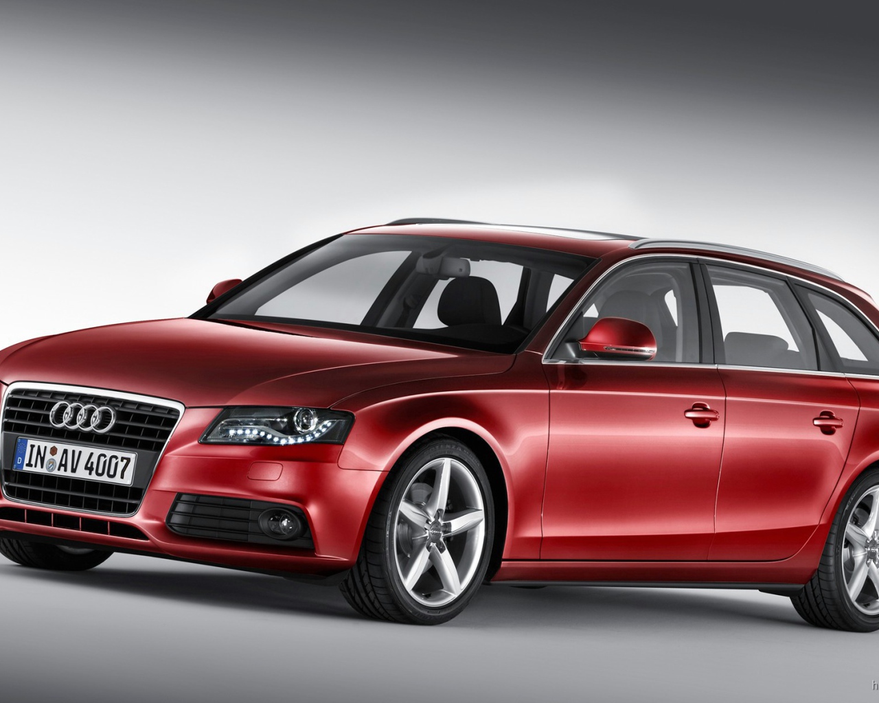 Красивый автомобиль Audi avant в Москве