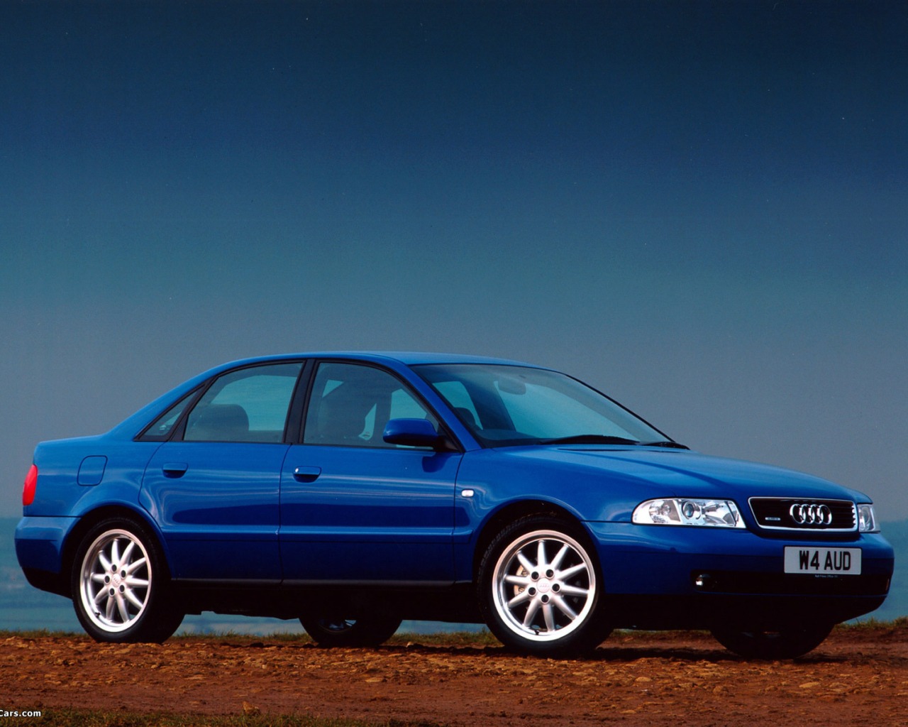 Красивый автомобиль Audi b5