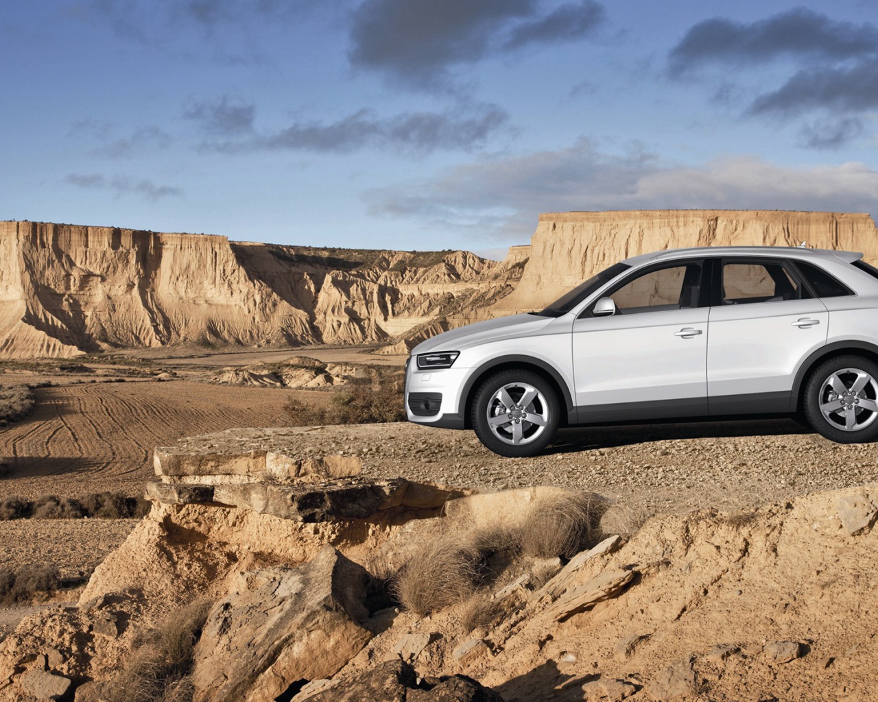 Красивый автомобиль Audi q3