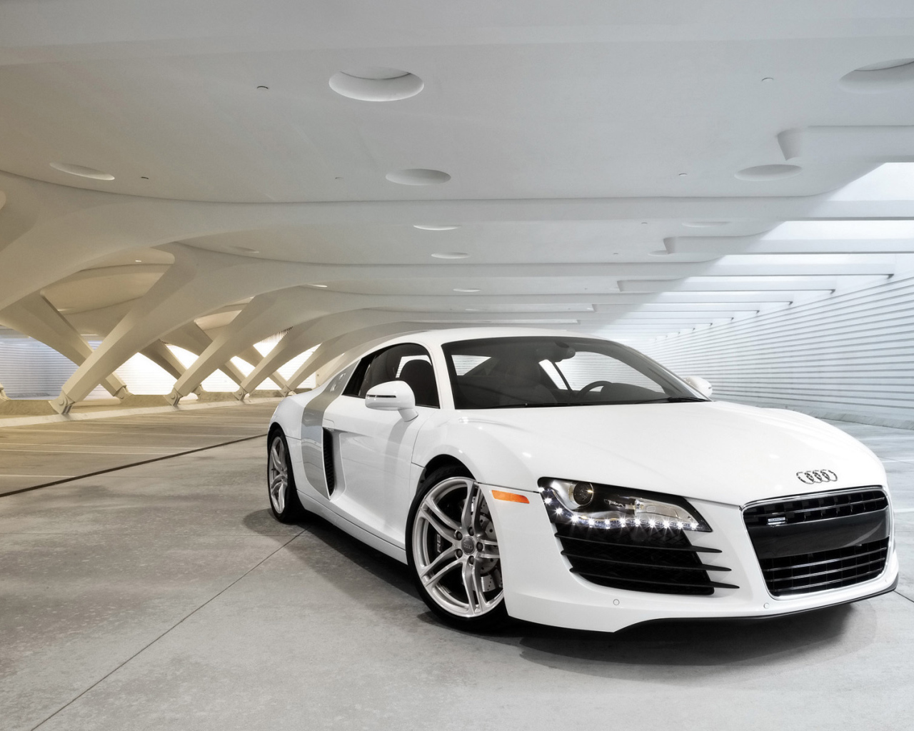 Красивый автомобиль Audi r8 в Москве