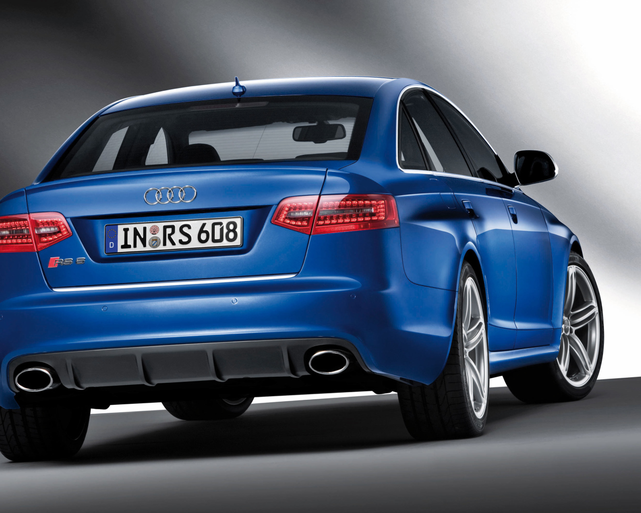 Красивый автомобиль Audi rs6 в Москве