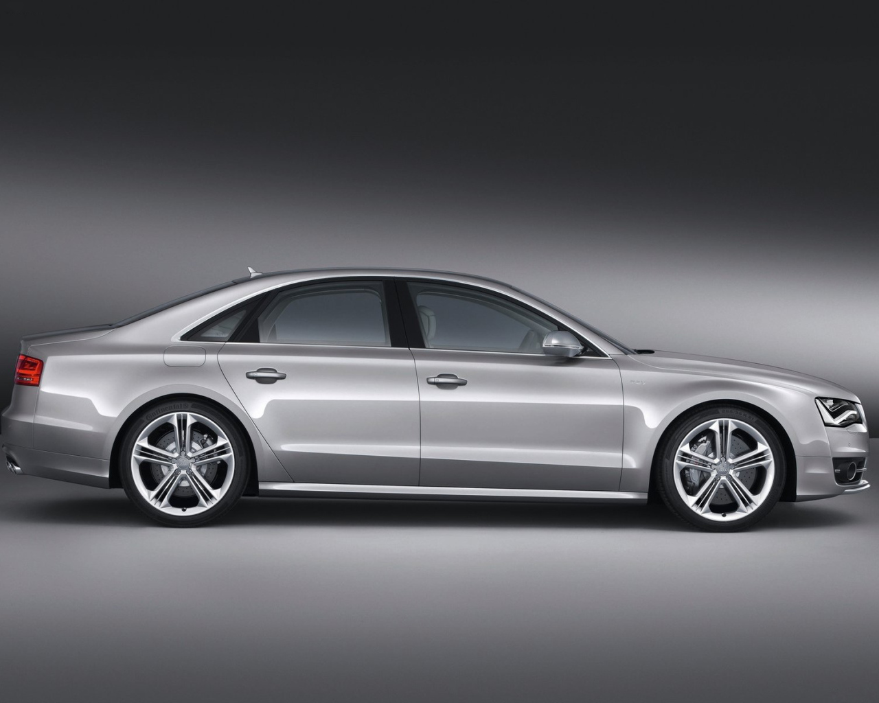 Красивый автомобиль Audi s8 в Москве