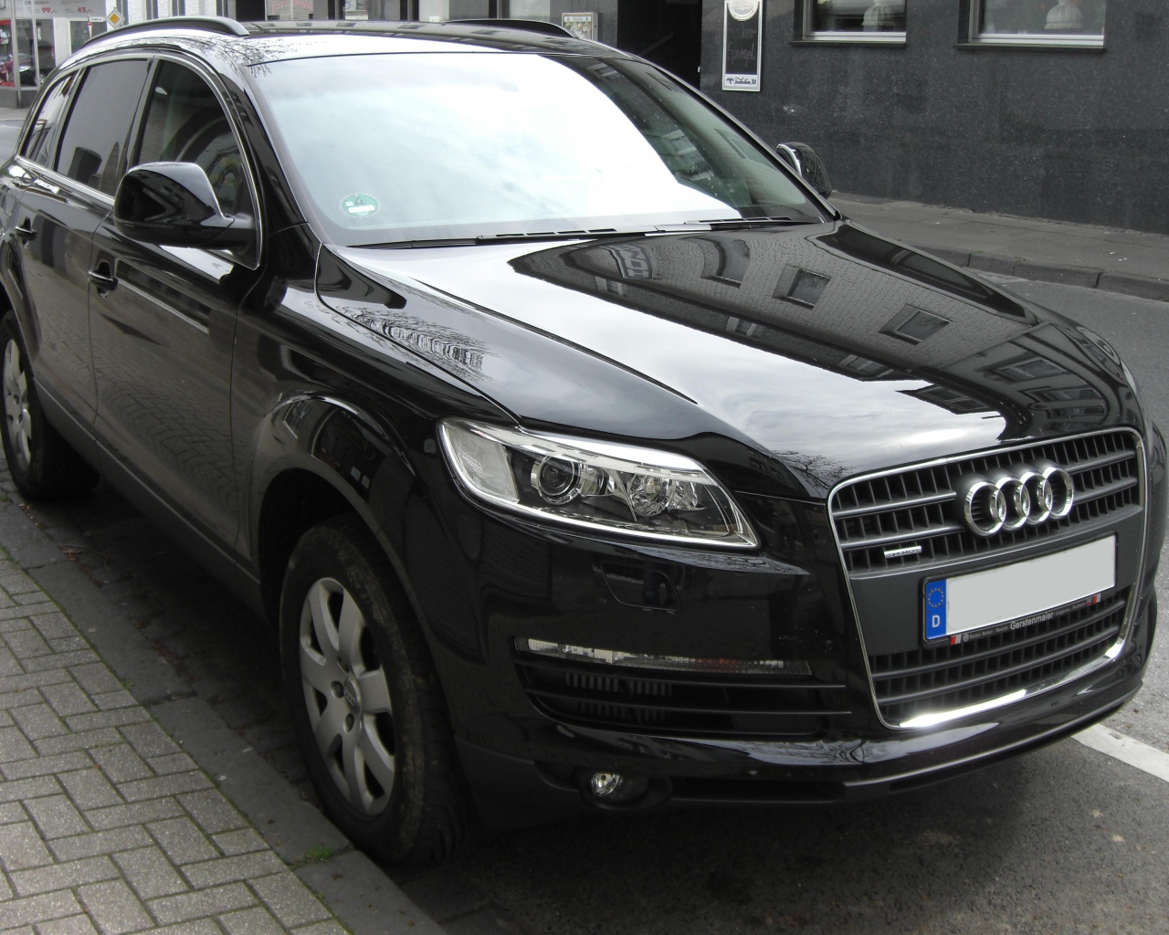 Черный Audi Q7