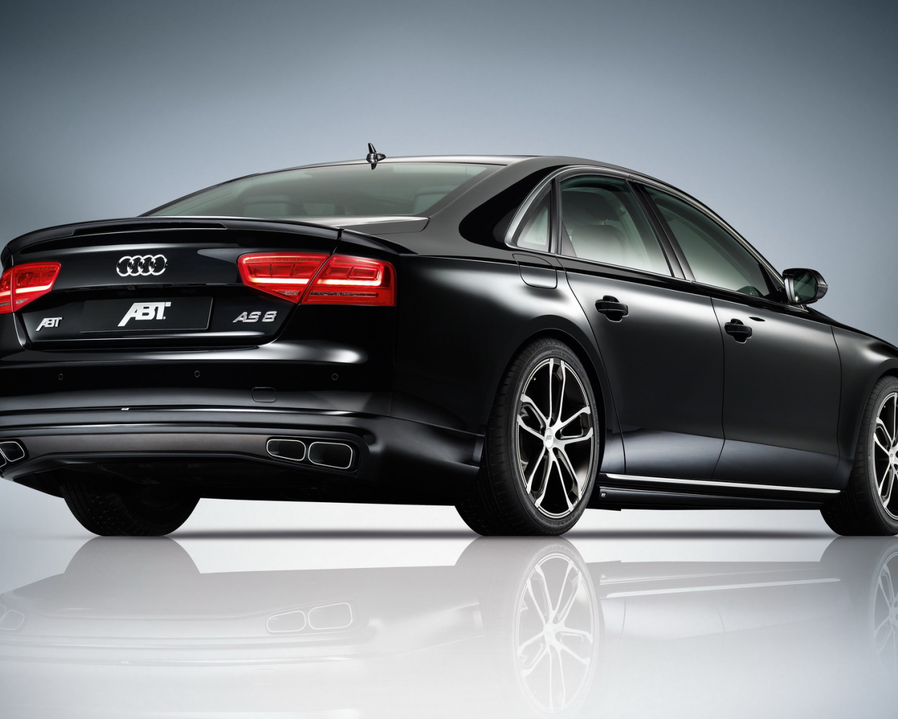 Автомобиль марки Audi модели a8