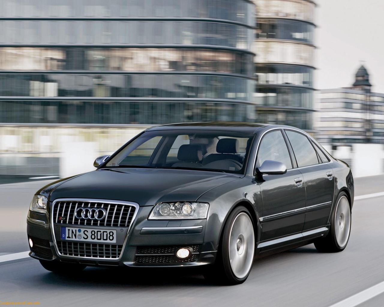 Автомобиль марки Audi модели s8
