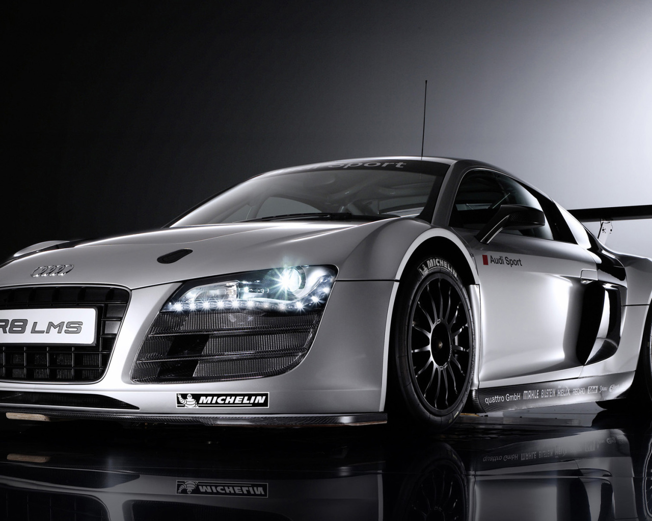 Новая машина Audi r8