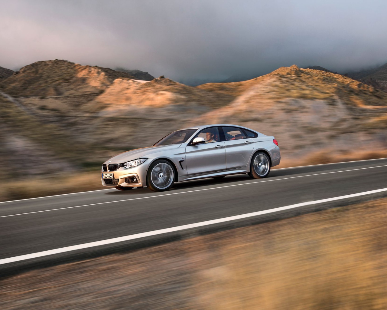 Красивый автомобиль BMW 4-series 2014