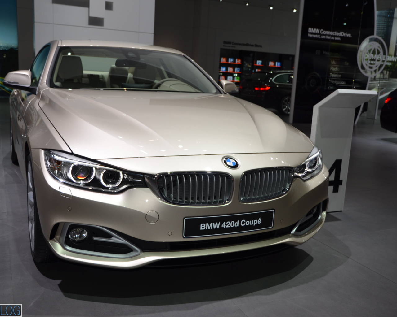 Красивый автомобиль BMW 4-series 2014 года в Москве
