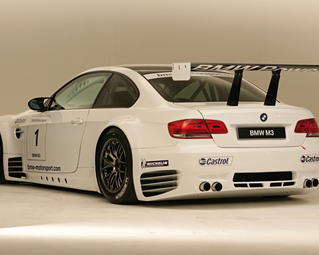 BMW M3 белый автомобиль