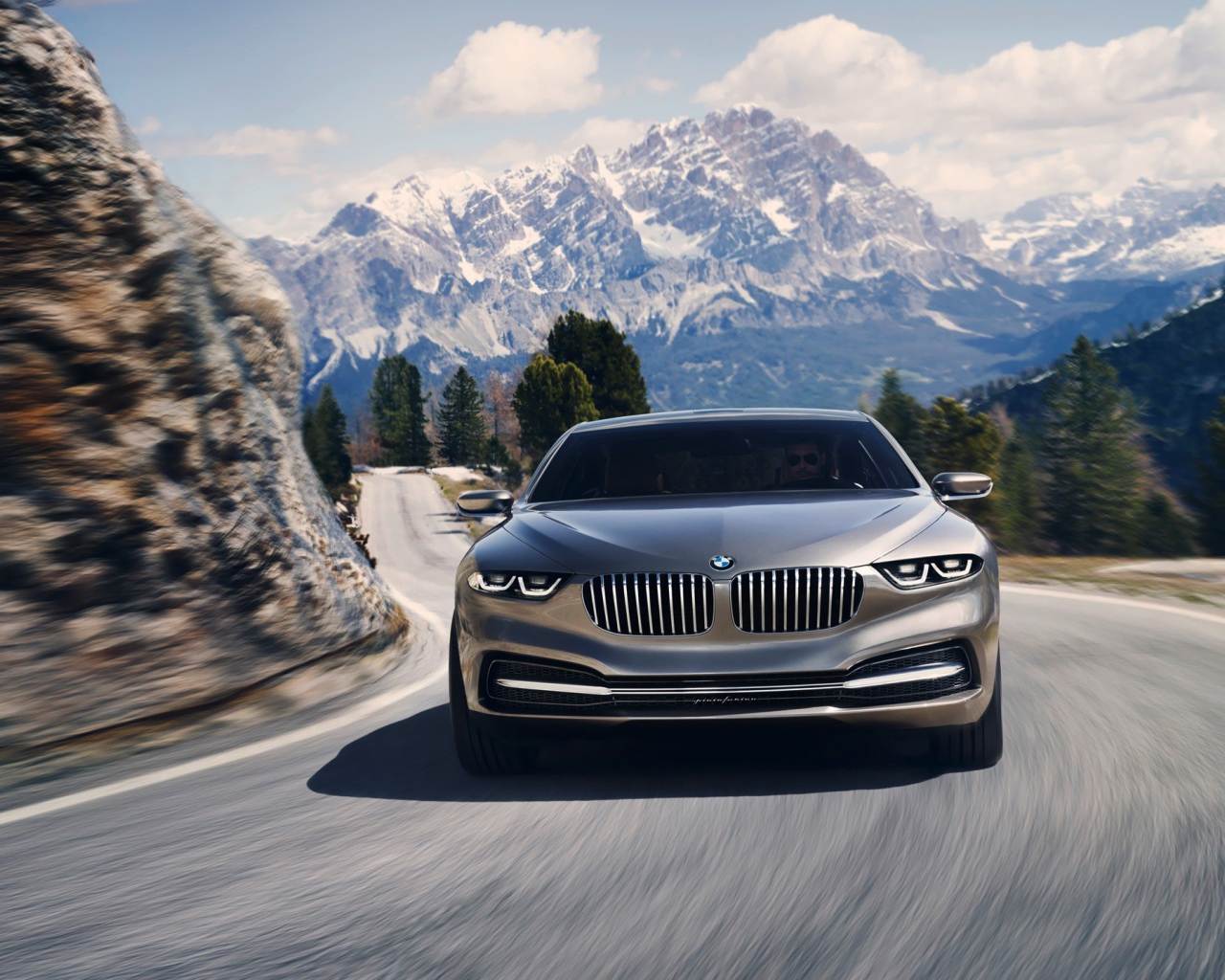 BMW на горной дороге