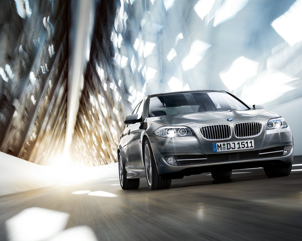 BMW на скоростной трассе