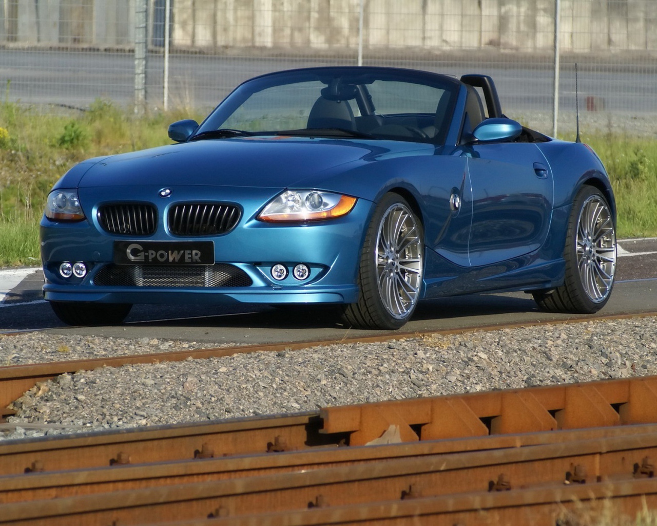 BMW у железной дороги