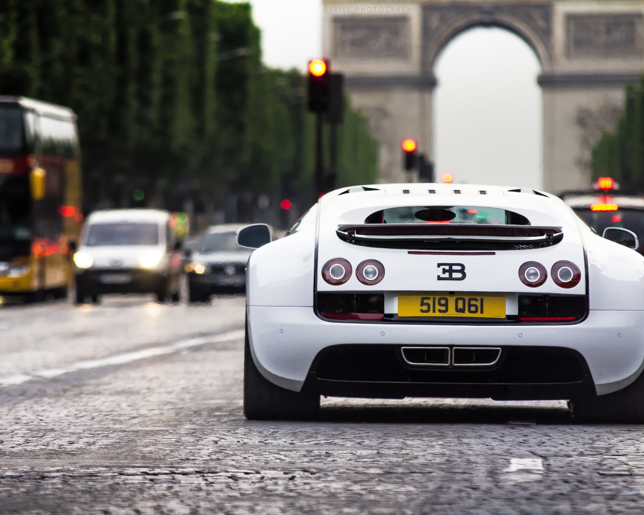 Бугатти у триумфальной арки