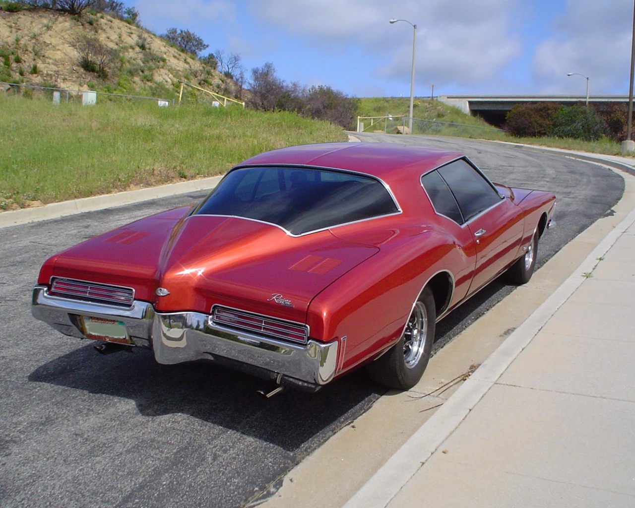 Красный buick riviera 1971