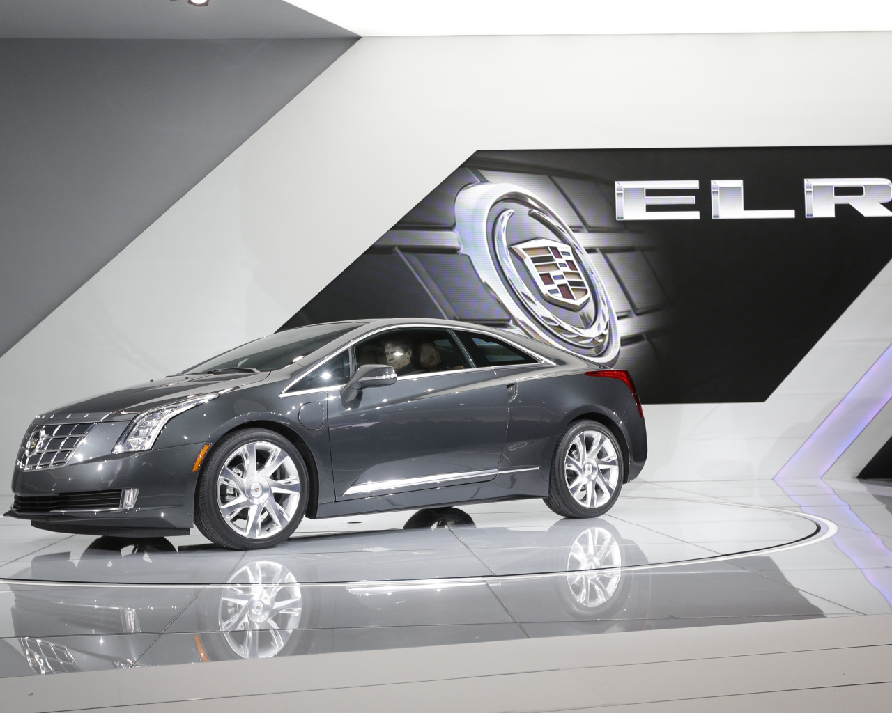 Красивый автомобиль Cadillac ERL 2014 года