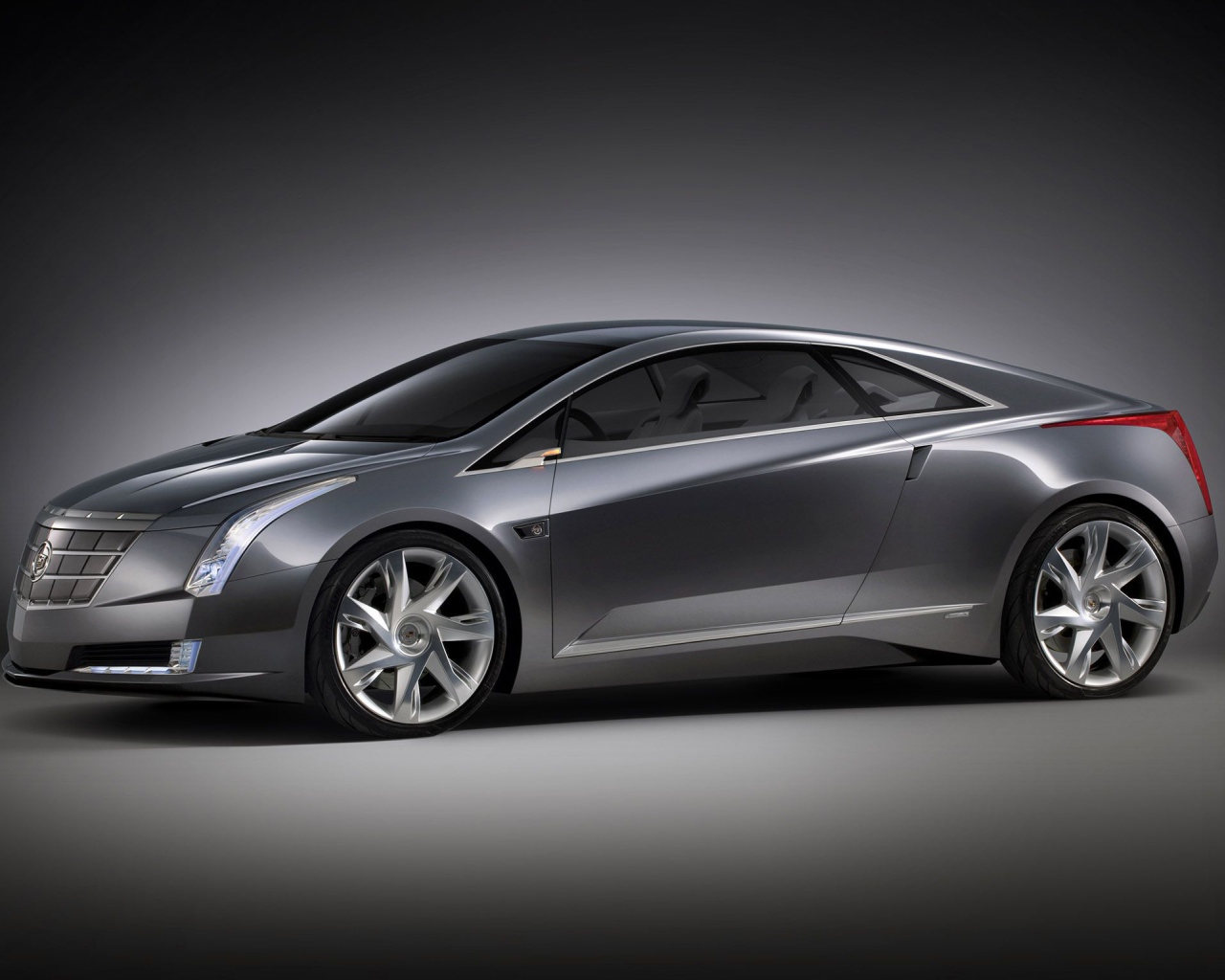 Автомобиль Cadillac ERL 2014 года на дороге