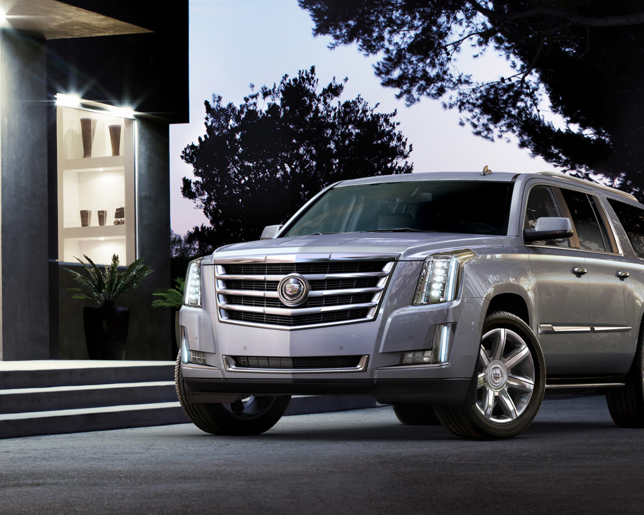 Серебристый Cadillac Escalade 2014
