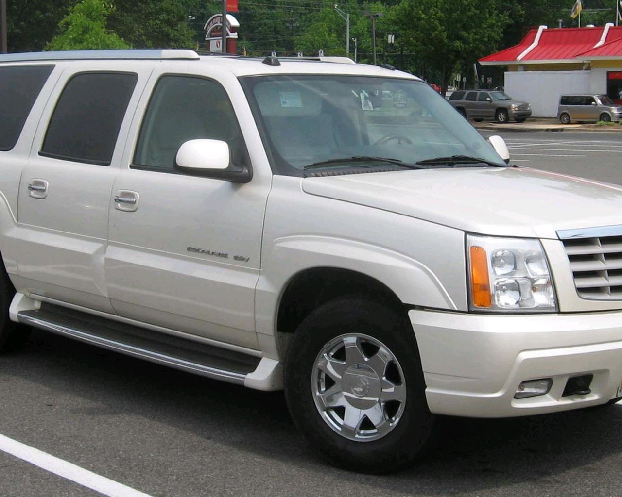 Белый Cadillac Escalade 2014