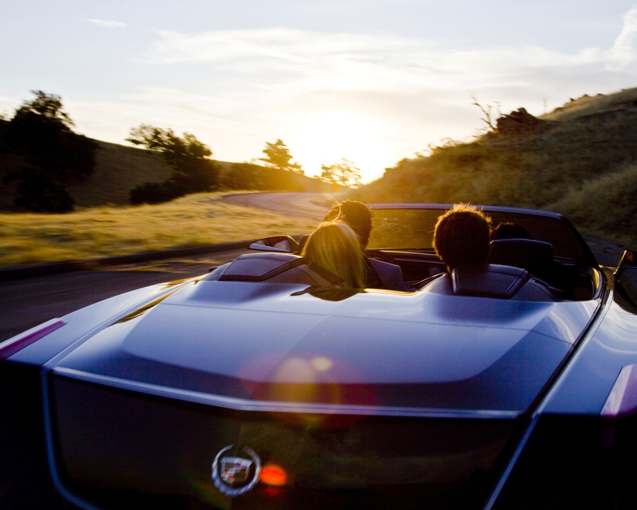 Кадиллак едет на закат