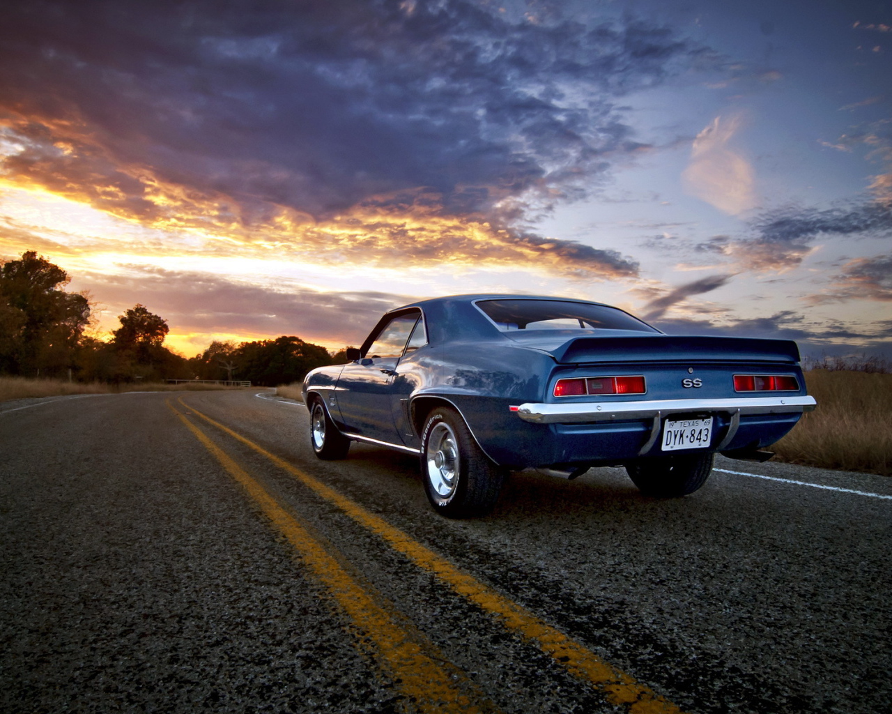 Камаро 69 едет на закат
