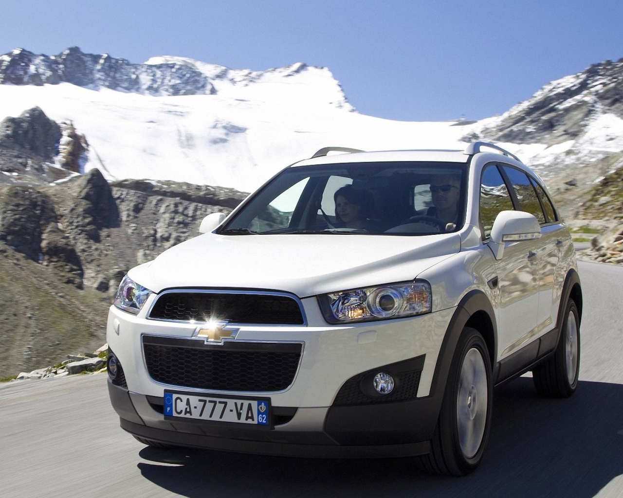 Красивый автомобиль Chevrolet Captiva 2014