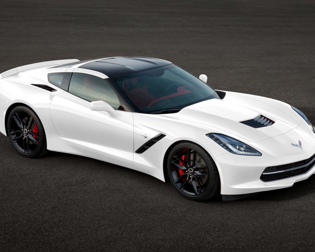 Красивый автомобиль Chevrolet Corvette 2014 года
