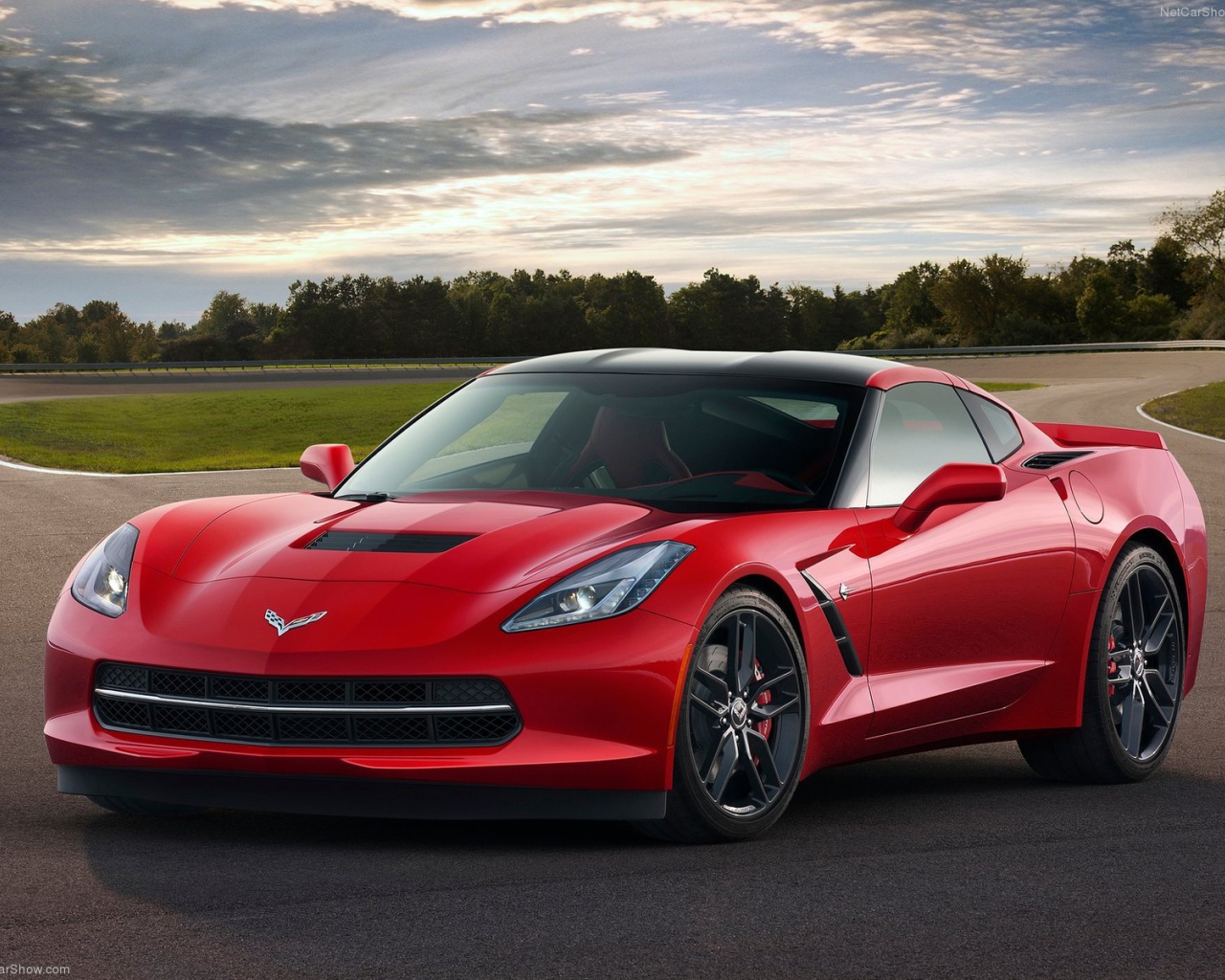 Автомобиль Chevrolet Corvette 2014 года на дороге