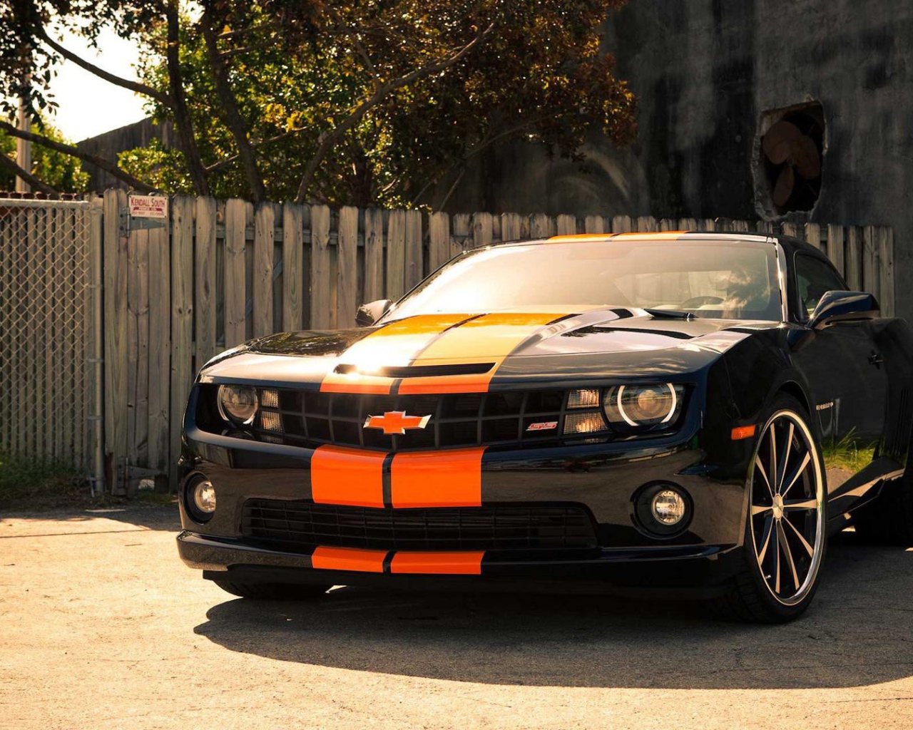 Красивый Chevrolet Camaro SS