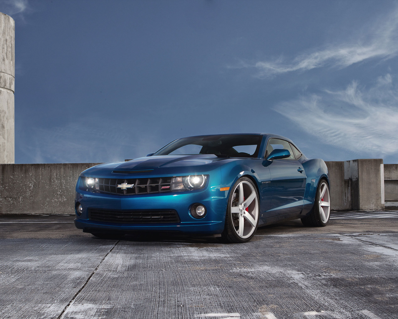 Синий шевроле камаро