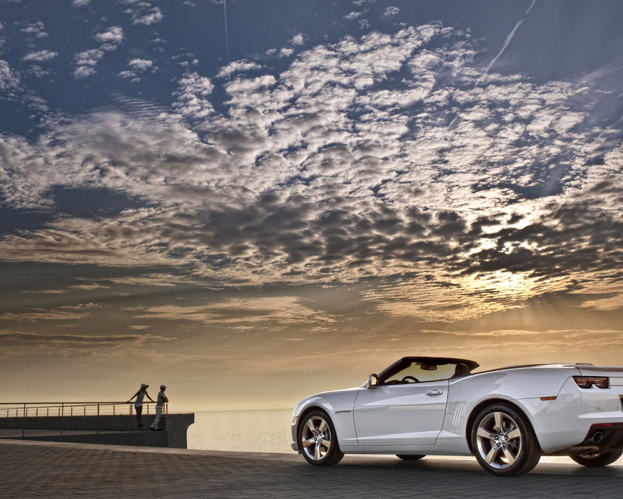 Белый Шевроле на берегу моря