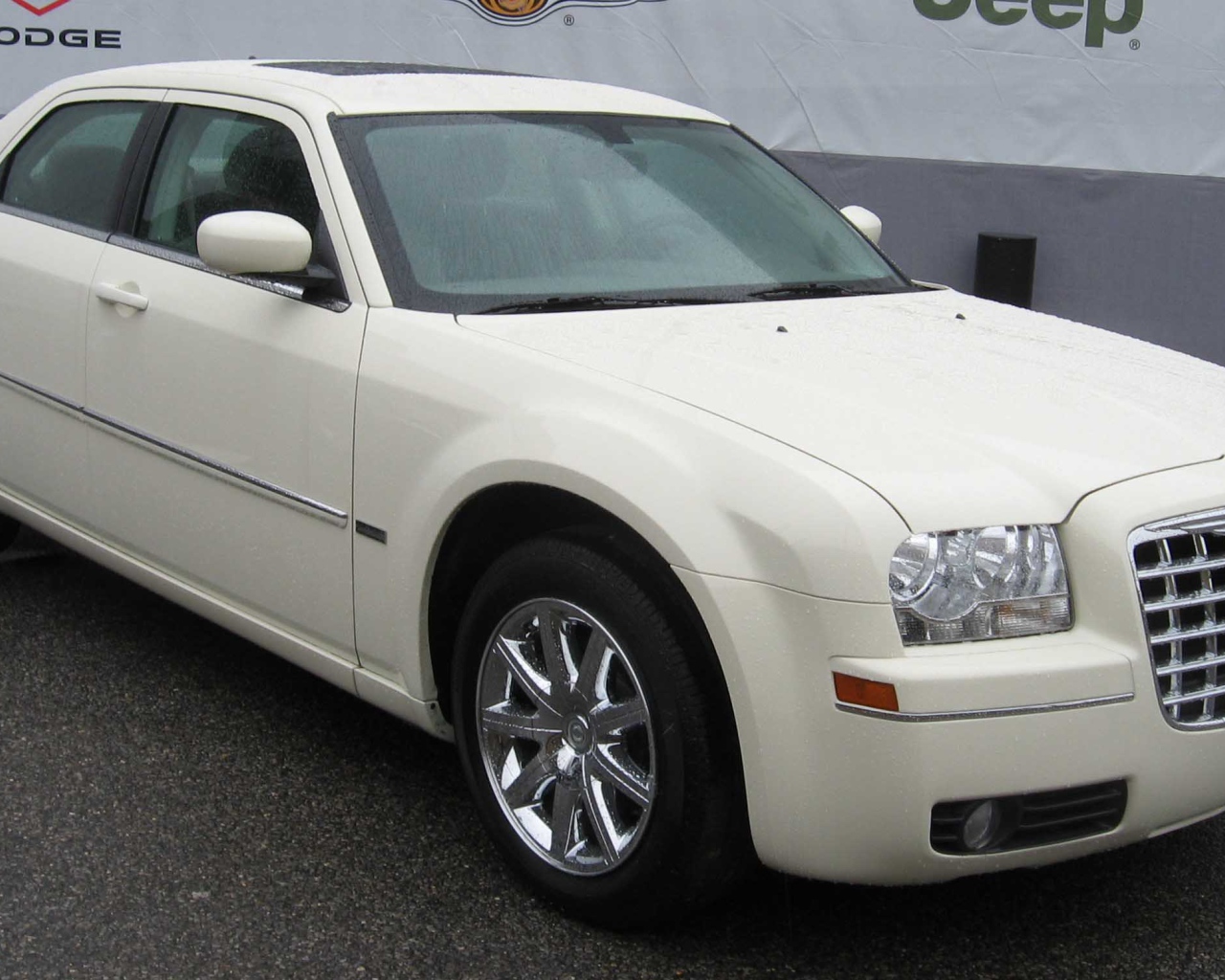 Кремовый Сhrysler 300c