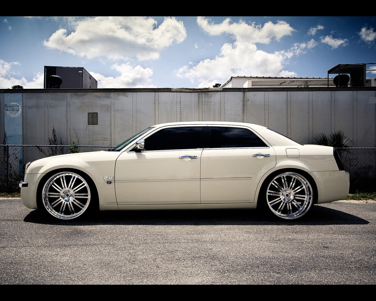 Белый Сhrysler 300c