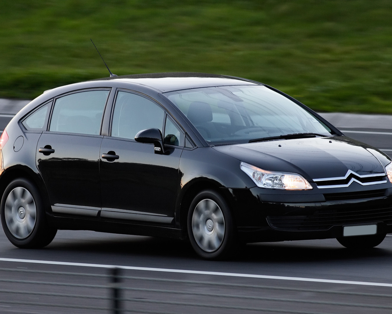 Черный Citroen C4