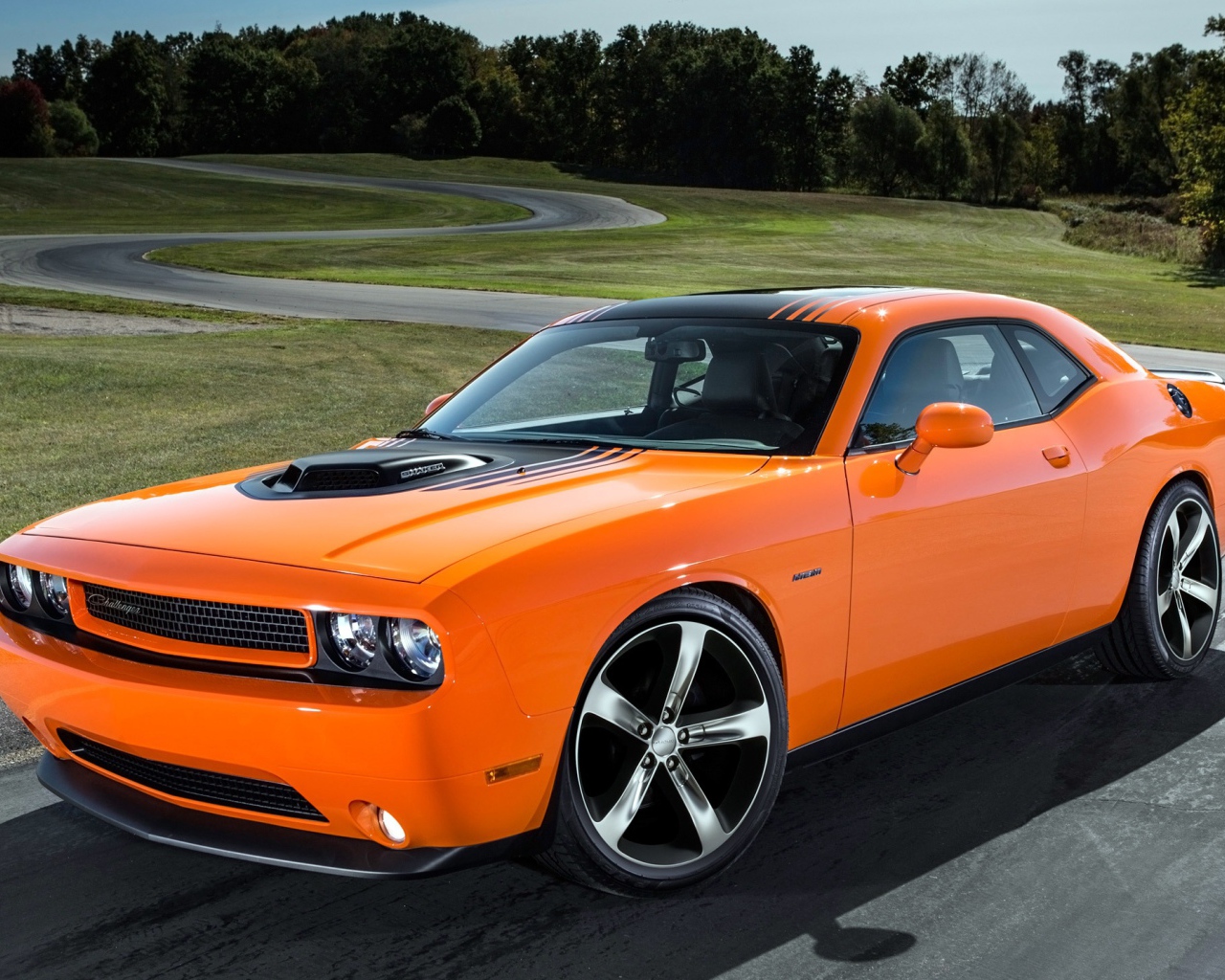 Оранжевый Dodge Challenger RT