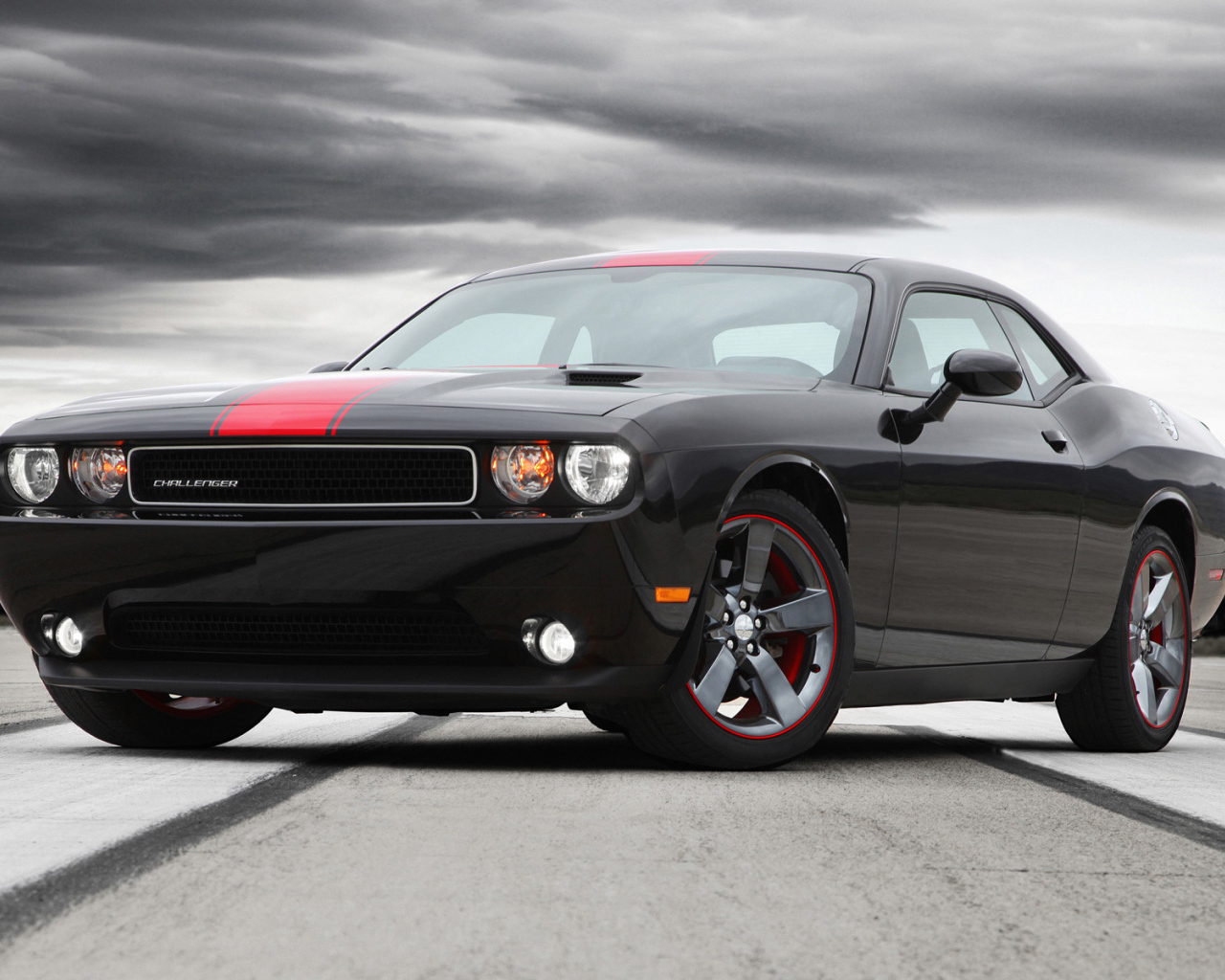 Стремительный Dodge Challenger