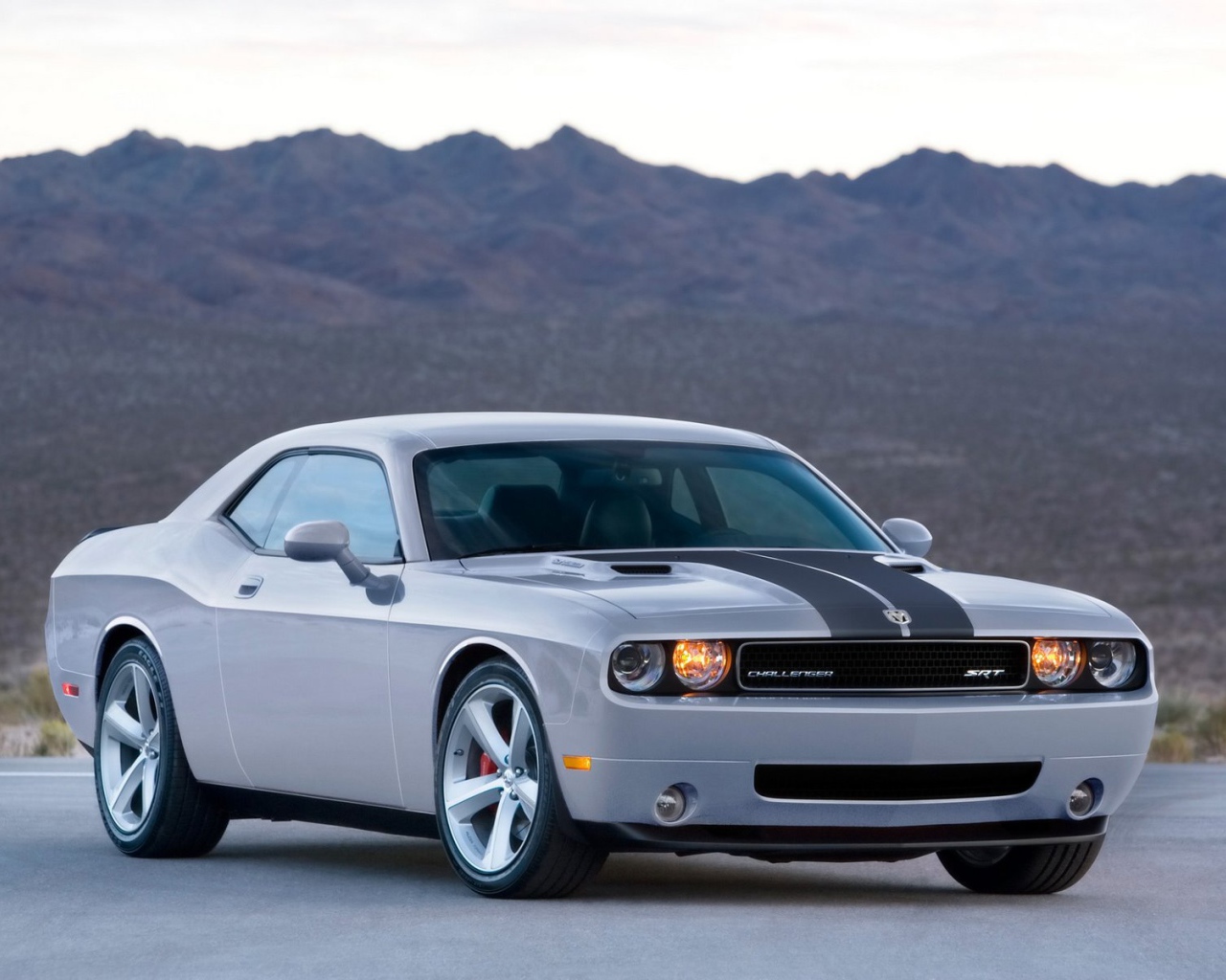 Белый Dodge Challenger